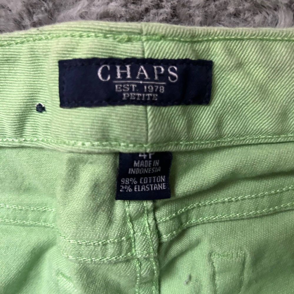 Like New Woman’s Petite Capris - Picture 2 of 3